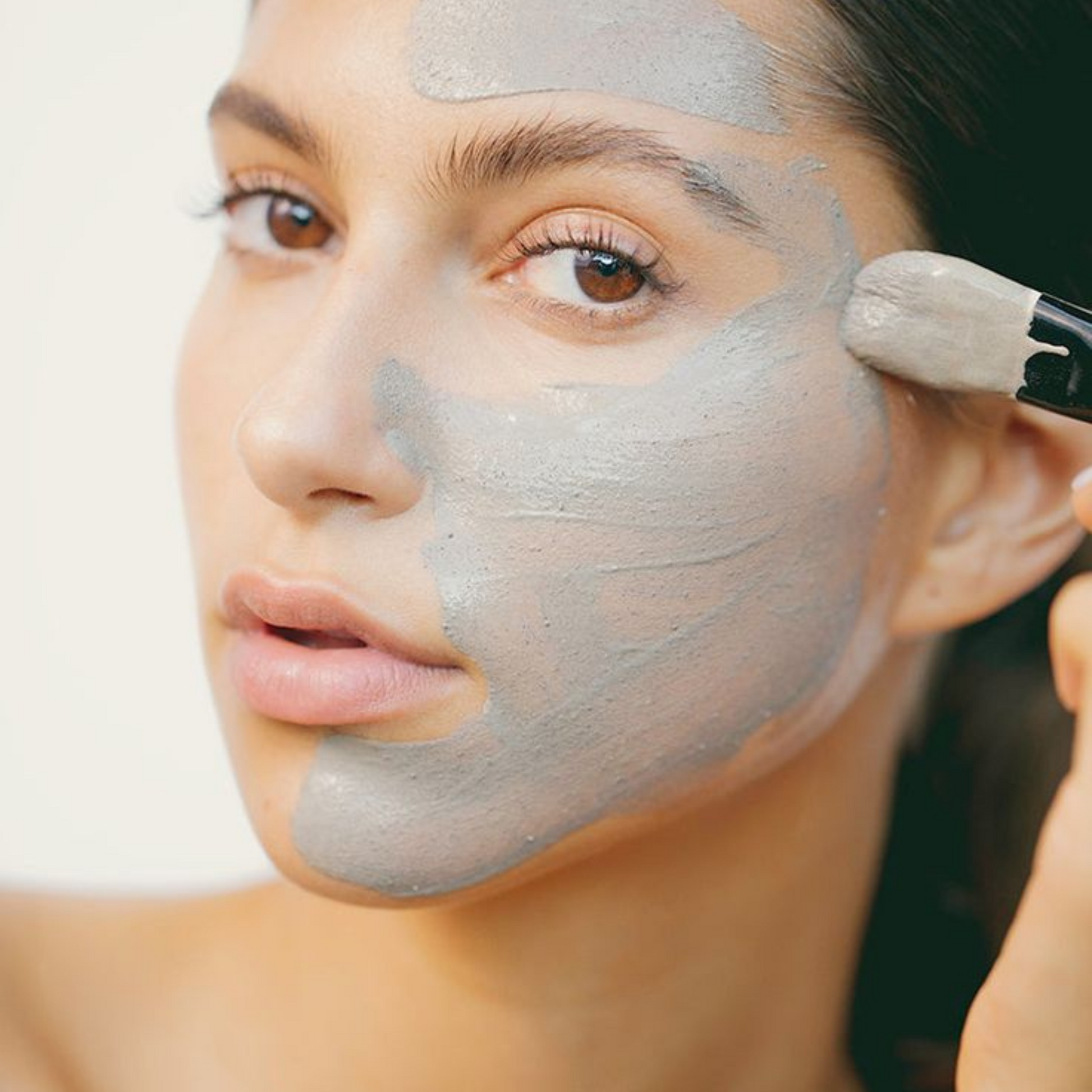 Femme appliquant un masque à l’argile verte sur son visage – soin naturel purifiant pour peau mixte à grasse, idéal pour resserrer les pores et absorber l’excès de sébum.