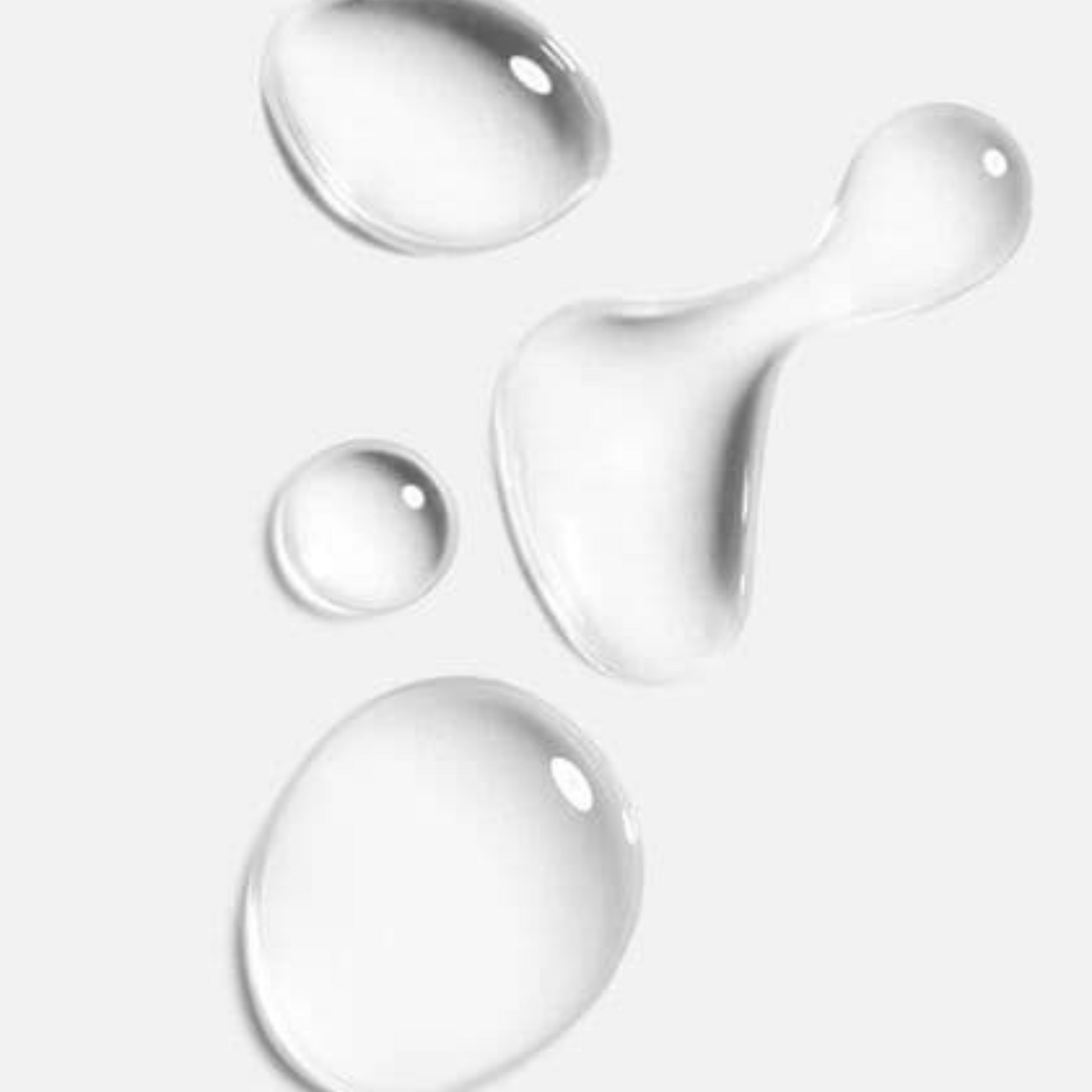 Gouttes d’eau de fleur d’oranger sur une surface lisse, texture légère et rafraîchissante, reconnue pour ses propriétés apaisantes, hydratantes et relaxantes pour la peau et les sens.