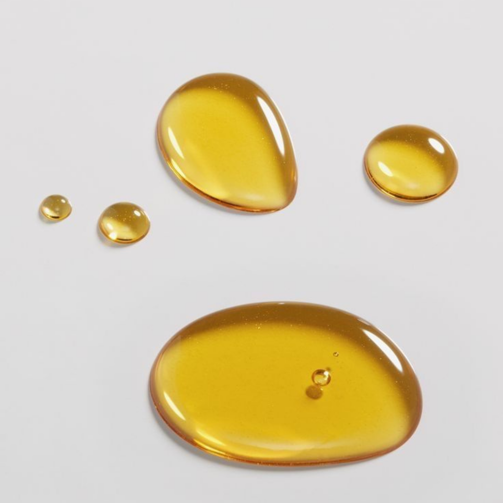 Gouttes d'huile de moutarde 100 % pure et naturelle, reconnue pour ses propriétés stimulantes et fortifiantes. Idéale pour favoriser la croissance des cheveux, tonifier le cuir chevelu et nourrir la peau tout en apportant chaleur et vitalité.