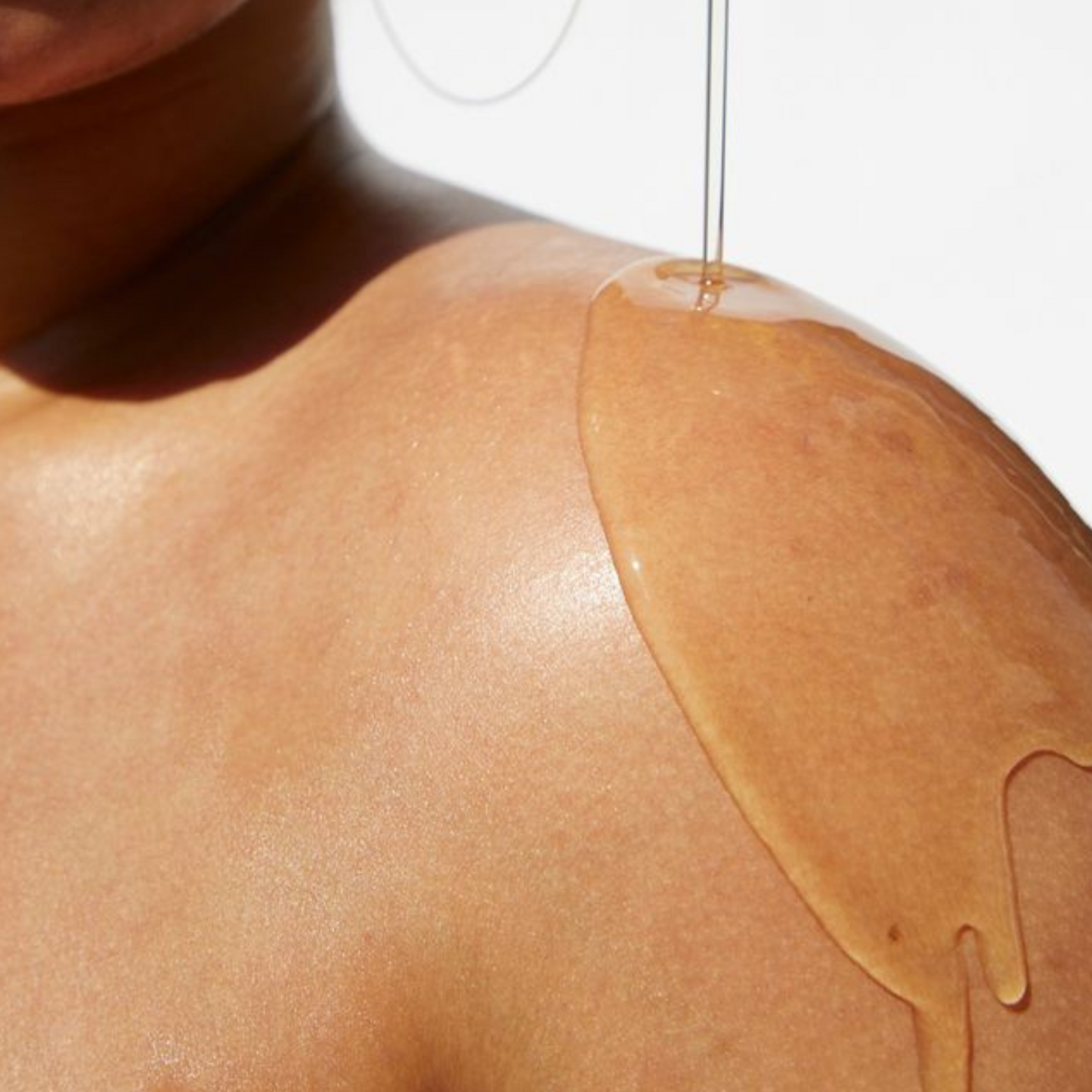 Huile d’avocat 100 % naturelle appliquée sur la peau, révélant une texture soyeuse et nourrissante. Hydrate, régénère et protège l’épiderme, laissant un fini lumineux et une sensation de douceur.