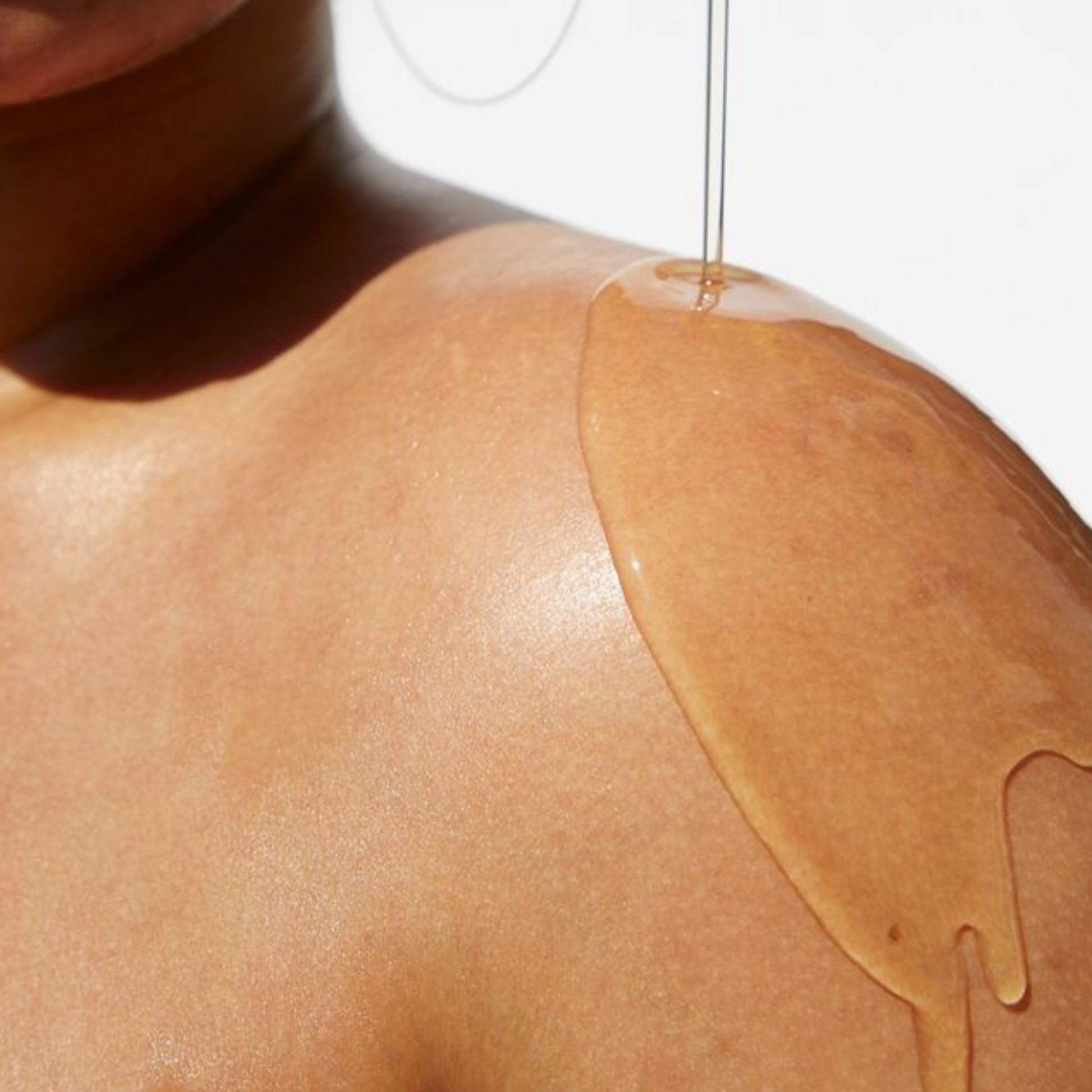 Huile d’avocat 100 % naturelle appliquée sur la peau, révélant une texture soyeuse et nourrissante. Hydrate, régénère et protège l’épiderme, laissant un fini lumineux et une sensation de douceur.