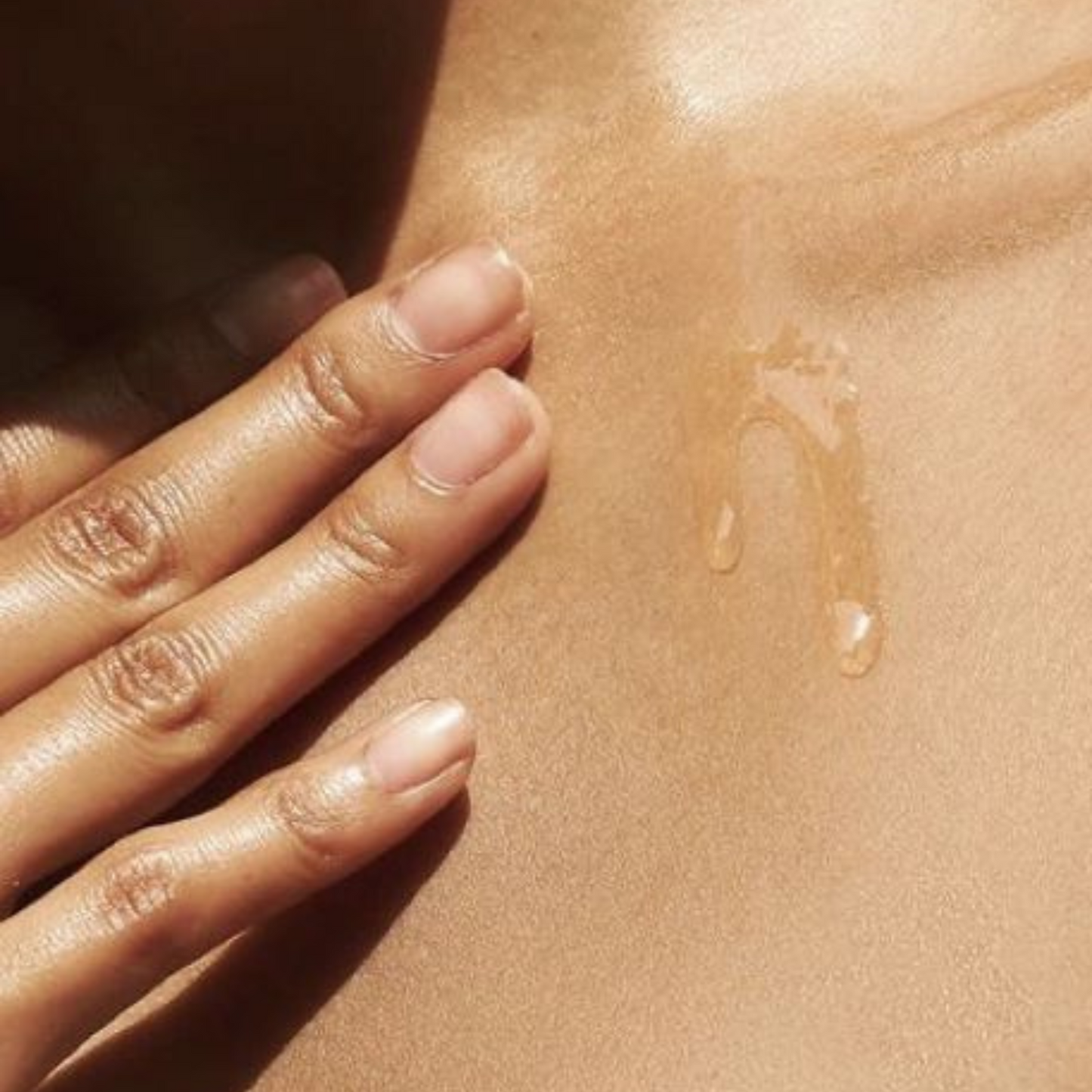 "Huile d’argan 100 % pure appliquée sur la peau, révélant une texture légère et nourrissante. Hydrate, répare et sublime l’épiderme tout en laissant un fini doux et lumineux, idéal pour une peau souple et éclatante.