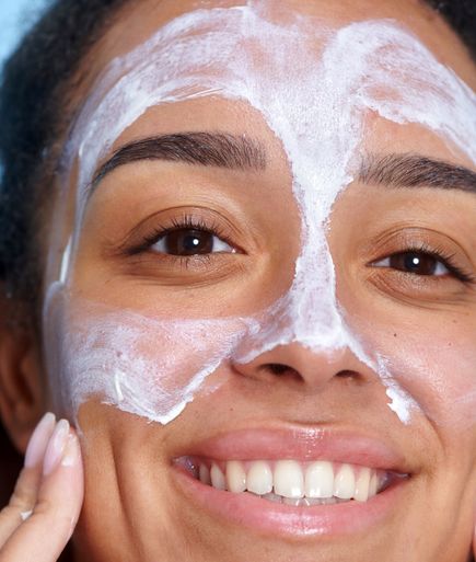 "Femme appliquant un masque à l’argile blanche sur son visage, soin purifiant et apaisant idéal pour les peaux sensibles. Détoxifie, absorbe l’excès de sébum et resserre les pores pour un teint lumineux et équilibré.