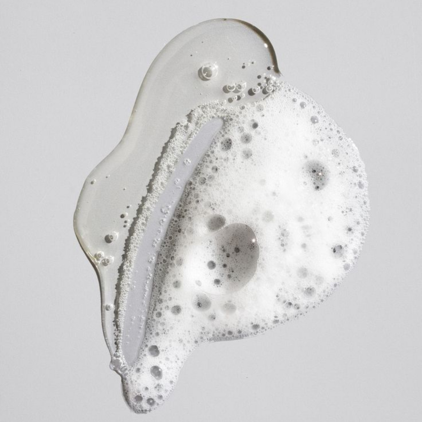 Texture de gel lavant doux transparent et fluide, nettoyant délicatement la peau sans l’assécher. Formule sans sulfate, idéale pour un usage quotidien, laissant la peau propre, fraîche et hydratée.