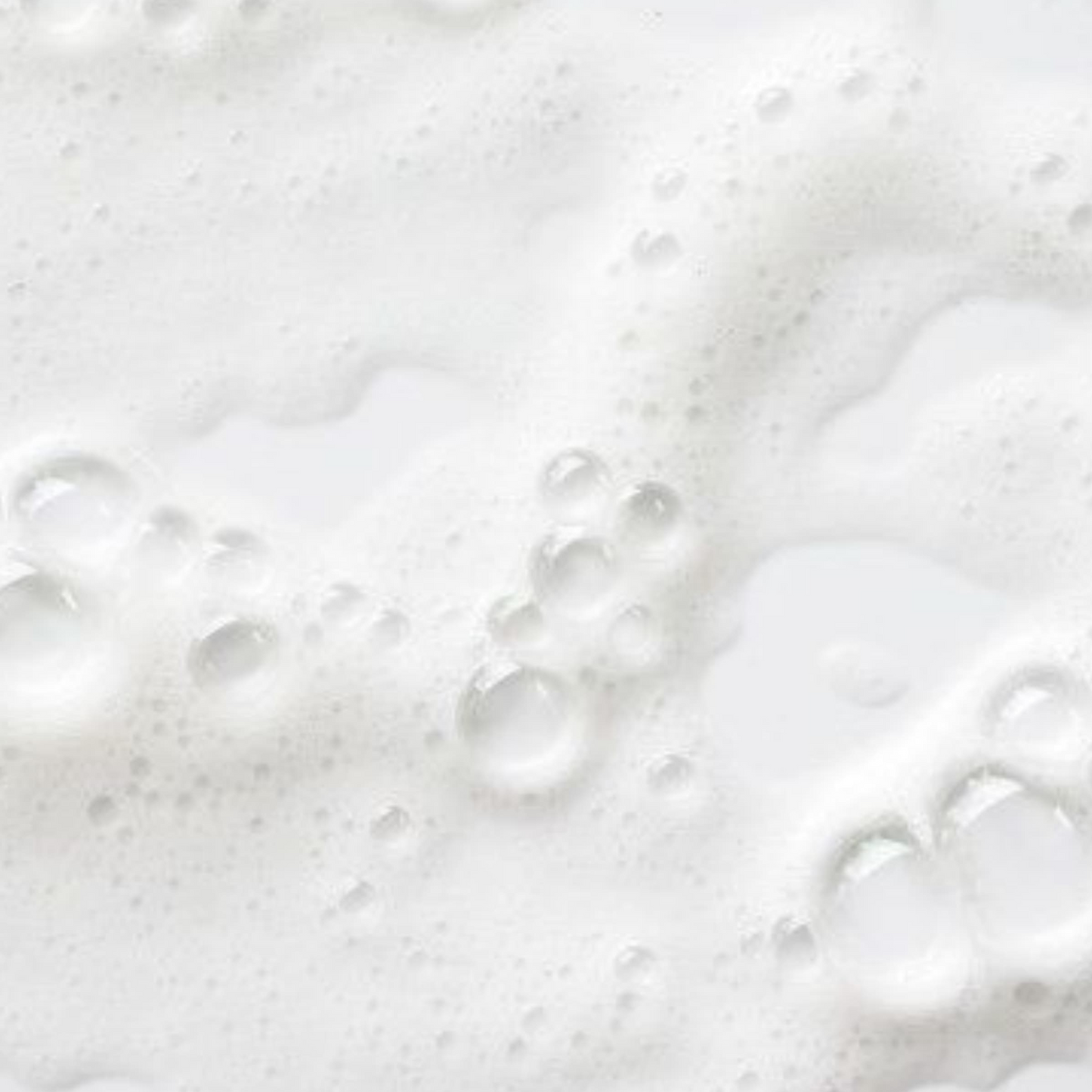 Texture mousse aérienne de shampooing doux, nettoyant en douceur sans agresser le cuir chevelu. Formule sans sulfate, légère et onctueuse, idéale pour un lavage délicat laissant les cheveux propres, souples et hydratés.