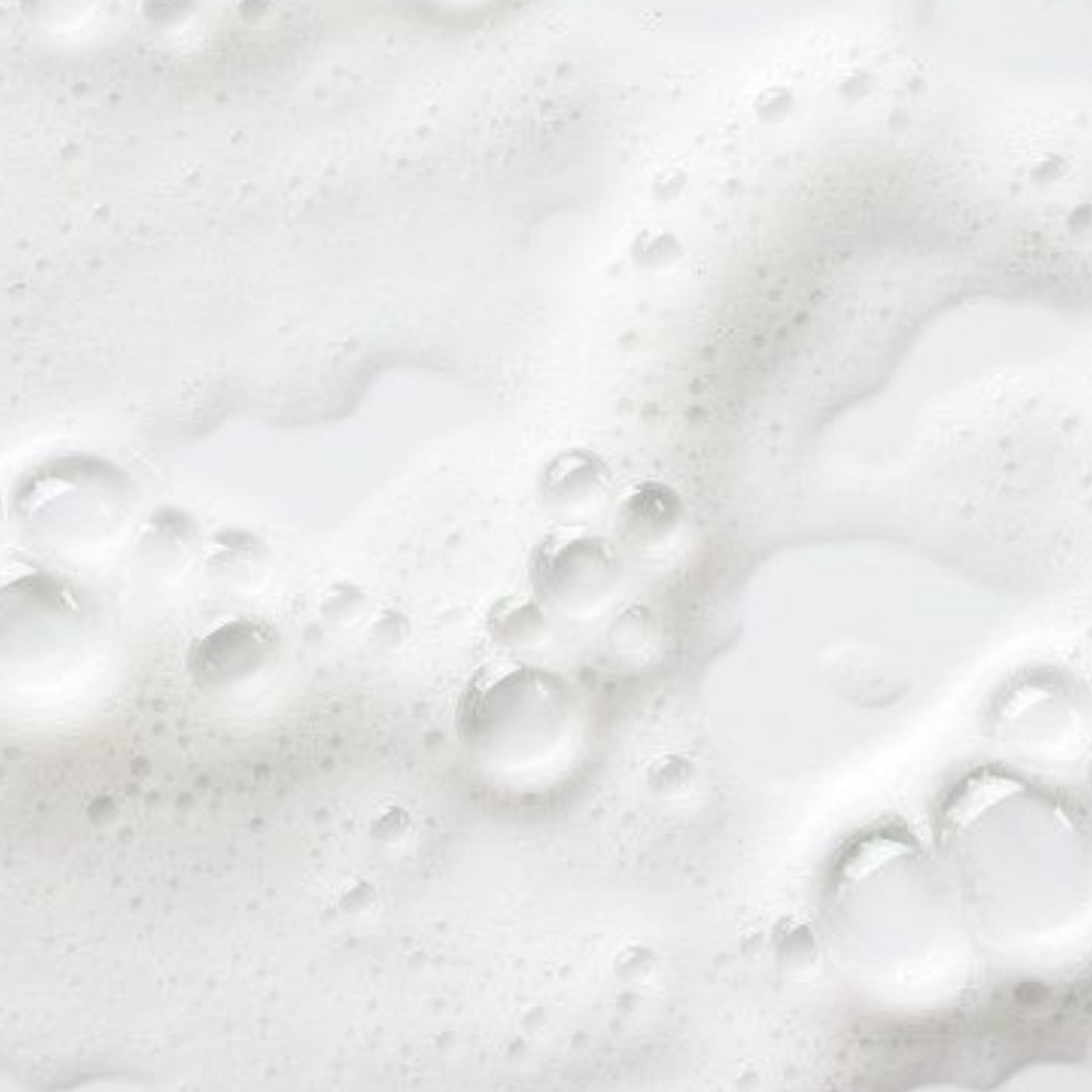 Texture mousse aérienne de shampooing doux, nettoyant en douceur sans agresser le cuir chevelu. Formule sans sulfate, légère et onctueuse, idéale pour un lavage délicat laissant les cheveux propres, souples et hydratés.