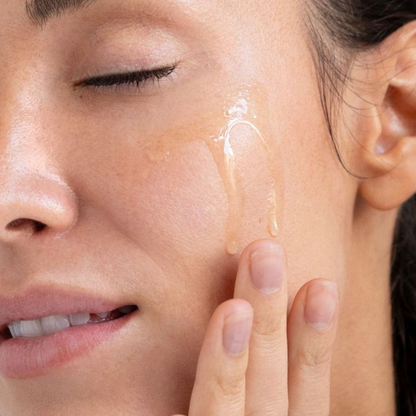 Femme appliquant de l’huile de jojoba 100 % naturelle sur son visage, soin hydratant et équilibrant idéal pour tous types de peaux. Nourrit en profondeur, régule le sébum et laisse un fini doux et non gras.