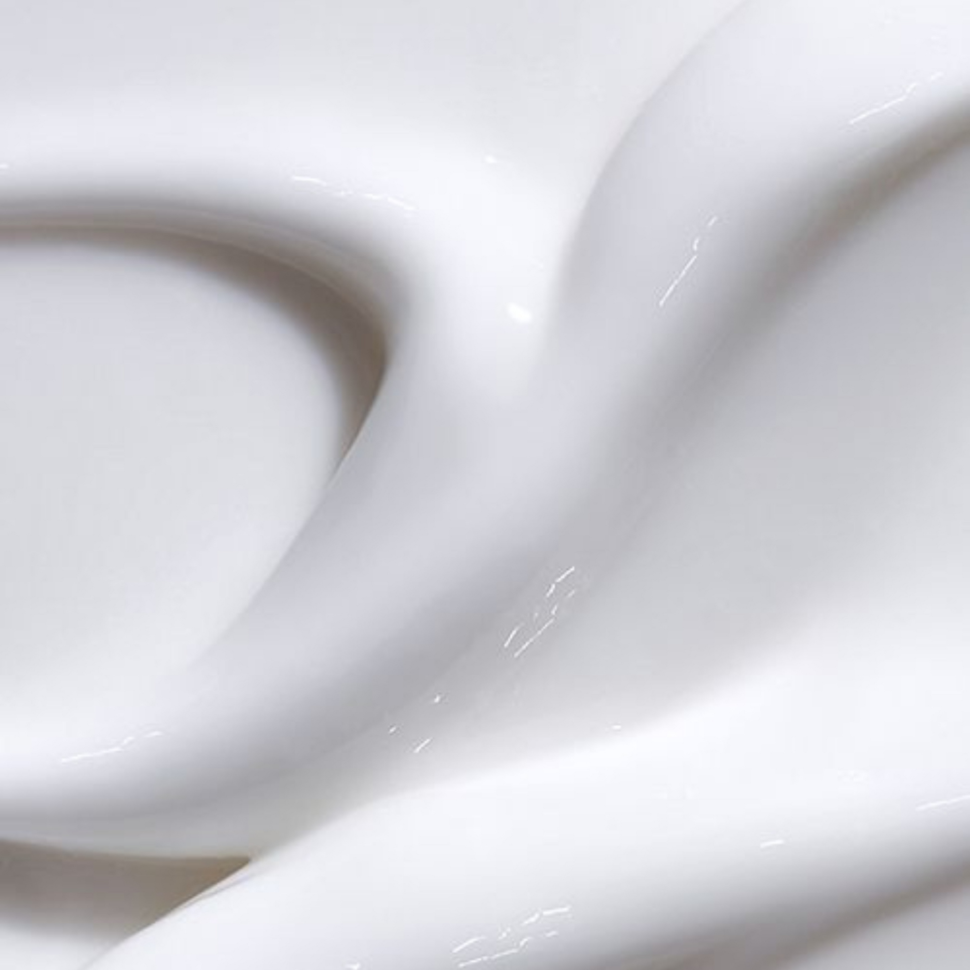 Texture onctueuse de lait hydratant 100 % naturel, légère et nourrissante. Pénètre rapidement sans effet gras, laissant la peau douce, souple et intensément hydratée tout au long de la journée.